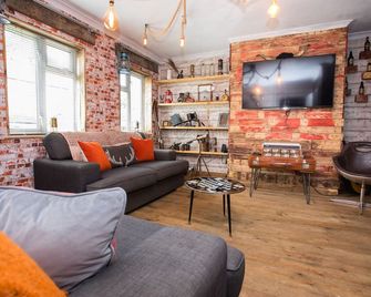 James Place @ Bike Park Wales and The Brecon Beacons - Merthyr Tydfil - Living room