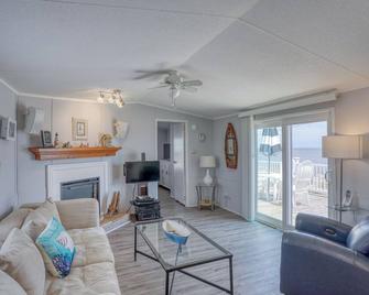 Secluded Beach home with amazing views close to all. - Milford - Sala de estar