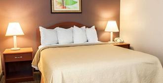 Quality Inn & Suites - Indianapolis - Bedroom