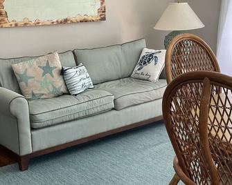 Beau Point- Where The Water Meets The Live Oaks - Beaufort - Living room