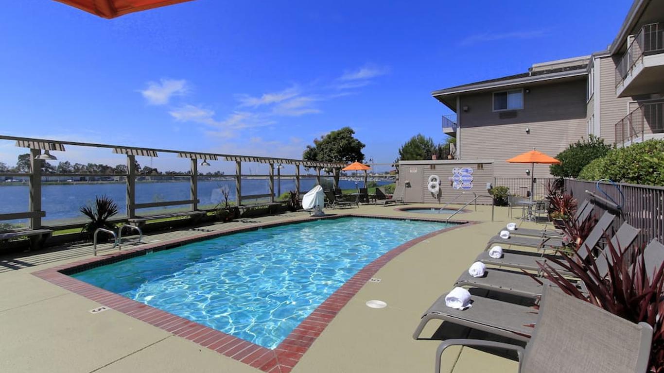 إكزكيوتيف إن آند سويتس إمباركاديرو كوف