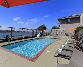 إكزكيوتيف إن آند سويتس إمباركاديرو كوف - أواكلاند (كاليفورنيا) - حوض السباحة