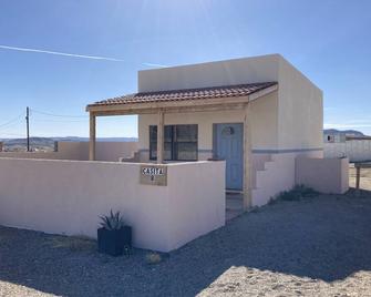 Big Bend Bungalow B - Terlingua - Building