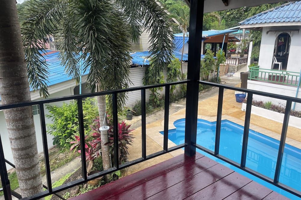 لونيلي بيتش بول ريزورت