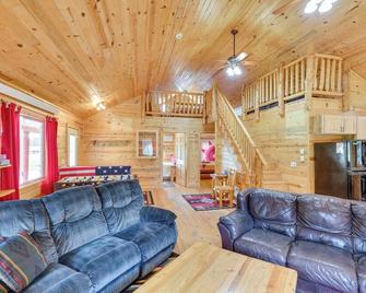 Deadwood Cabin with Foosball Table, Near Sanford Lab - Deadwood - Living room