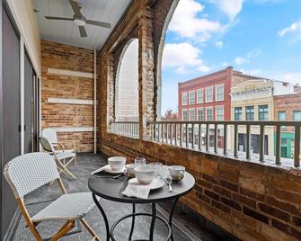 Stylish City Apartment B with Patio - Spartanburg - Balcony