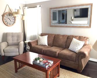 Beautiful Beach Condo, A Home Away From Home, Sleeps 6! - Dana Point - Living room