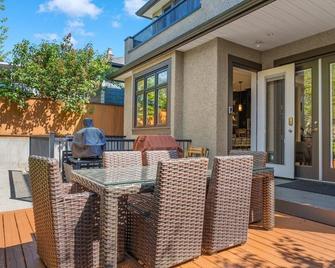 Gorgeous luxury 7 bedroom property (2 suites together as one rental) - Vancouver - Patio