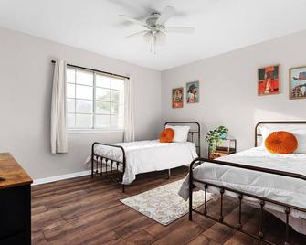 Neon Cowboy House With Private Pool - Pflugerville - Bedroom