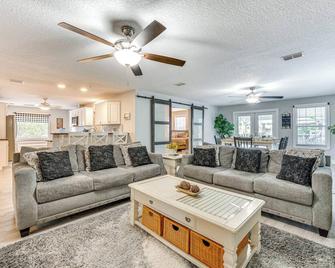 Spacious Tavares Home with Private Outdoor Oasis! - Tavares - Huiskamer