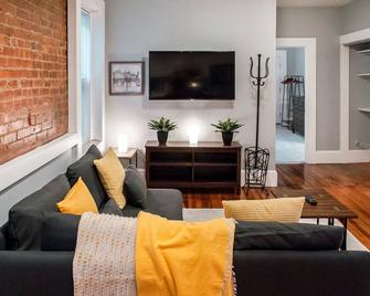 Gorgeous 1BR Wooster Sq. apt. - wshr/dryr, parking - New Haven - Living room