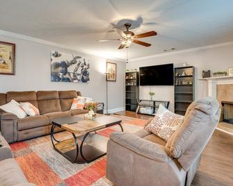 Spacious Snellville Home with Yard 28 Mi to Atlanta - Snellville - Living room
