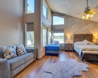 1-acre Backyard & Gym: Spacious Apopka Escape! - Apopka - Soggiorno