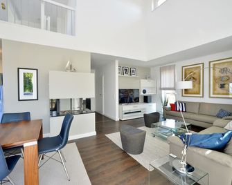 Family-friendly lake view villa in a class of its own - Trent - Wohnzimmer