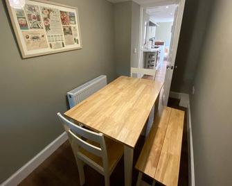 Cosy cottage located 25 minutes from Edinburgh City Centre - Lasswade - Essbereich