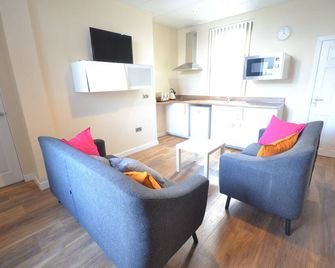 beautiful modern city apartments 5 mins from local transport links - Wolverhampton - Living room