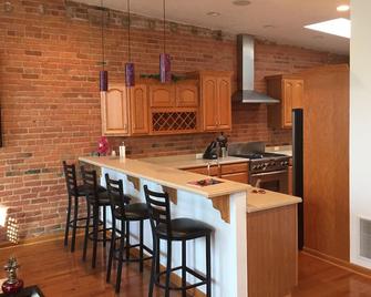 Downtown Condo Benton Harbor - Benton Harbor - Kitchen