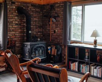 Charming cabin in the Maine woods, right off the Snowmobile/ATV trails - Dover Foxcroft - Sala de estar