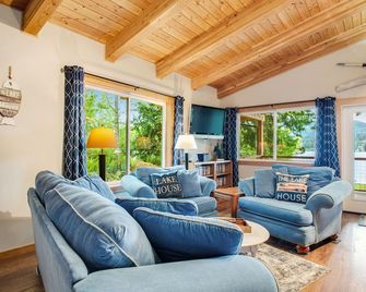 Waterfront home on Lake Whatcom with private dock, beach, firepit & woodstove - Bellingham - Living room