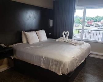 Heart Shape Jetted Tub King Bed at Envi Boutique Hotel - Henderson - Спальня