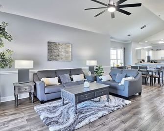 Pet-Friendly Luxury 3BR with Pool Sleeps 8 Near Beach - Myrtle Beach
