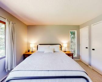 Mad River Mountain Getaway | Two-story condo in Thornton with pool & deck - Thornton - Bedroom