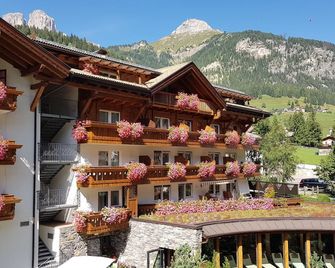 Hotel Gran Paradis - Campitello di Fassa - Building