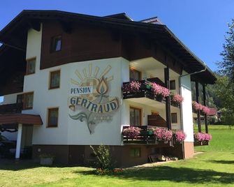 Junior-suite mit Wohn-schlafraum und Balkon - Pension Gertraud - Bad Kleinkirchheim - Gebäude