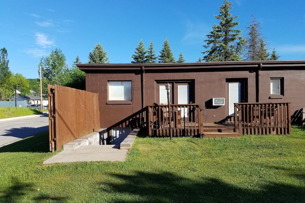 Building view of Willard Munger Inn