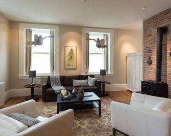 Capitan Burn's House on Wellington - Kingston - Living room