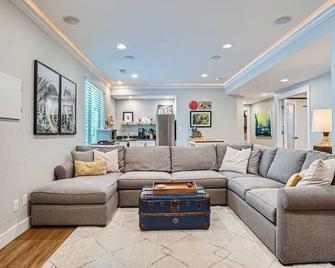 2 Bd Apt/Privt Entry/Denver's Central Park Neighborhood/5 min. to Anschutz - דנבר - סלון