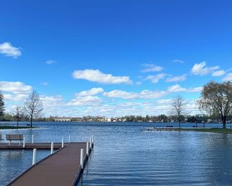 Ivp Manor House by Lake Beach And Naval Base - Grayslake - Outdoors view