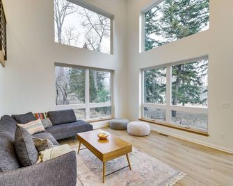 Columbia Falls Home With Patio Near Glac - Columbia Falls - Living room