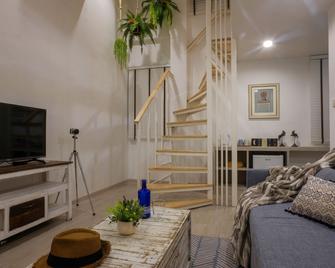 Hide And Seek Boutique Hometel - Bangkok - Living room
