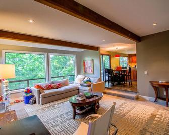 Private Sanctuary in the City - Bellevue - Living room
