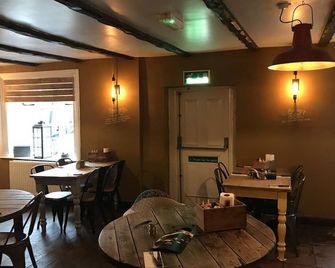 ذا سوان هوتل سموك آند تاب هاوس - تلفورد - مطعم