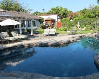 24/7check-in+ Hi speed WI- FI+ Private Bath+ Kitchenette+ Wash & Dry +Parking - Thousand Oaks - Basen