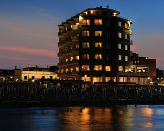 Unahotels Imperial Sport Hotel - פזארו - בניין