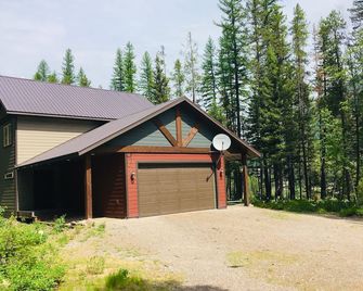Riverfront Home Bordering Glacier National Park On 9 Acres!! - 埃塞克斯 - 建築
