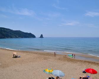 Holiday Studio Apartments yannis on Agios Gordios beach in Corfu - Agios Gordios - Beach