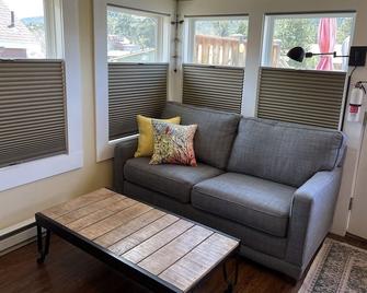 Mountain Views from private deck! - Estes Park - Living room