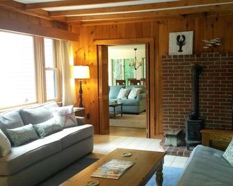 Near Popham Beach! On Atkins Bay, Private. Best Of Both Worlds, Beach And Woods - Phippsburg - Living room