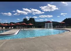 Quechee Condo - Affordable Vacation Resort ~ski/Golf/Tennis/Lake/Pool/Gym - Hartford - Piscina