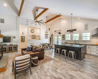 Distinctive Hamptons Home with Pool Near Bay, Ocean - Hampton Bays - Sala de estar