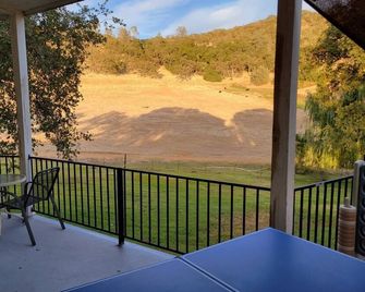 Quaint 1-bedroom RV in Auburn with WiFi access - Auburn - Balkon