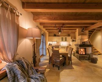 Luxus Ferienhäuser Chalets zum Ilsetal mit Kamin & Sauna in Ilsenburg im Harz - Ilsenburg - Phòng ăn