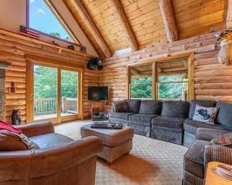 Log Cabin Retreat on Private Vermont Estate - Reading - Living room