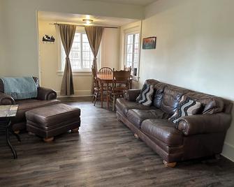 This home is a great spot to stash your belongings and go explore the historical town of Thermopolis - Thermopolis - Wohnzimmer