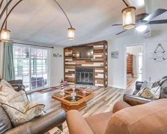 Boat, Fish, Relax: Lake Secession Retreat w/ Dock - Abbeville - Living room