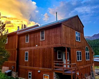 Luxury Yellowstone Chalet - Mountain Views with Sauna! - Cooke City - Building
